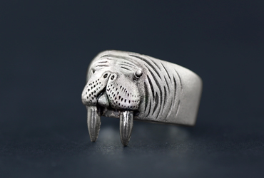 Anillo morsa walrus ring unusual jewelry